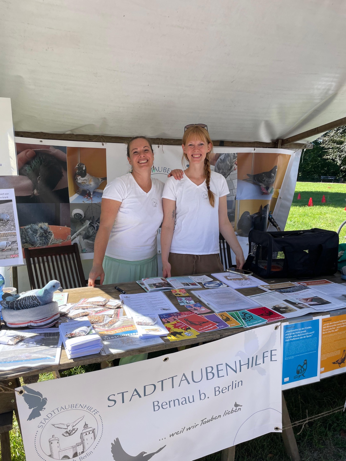 Infostand mit Banner der Stadttaubenhilfe Bernau