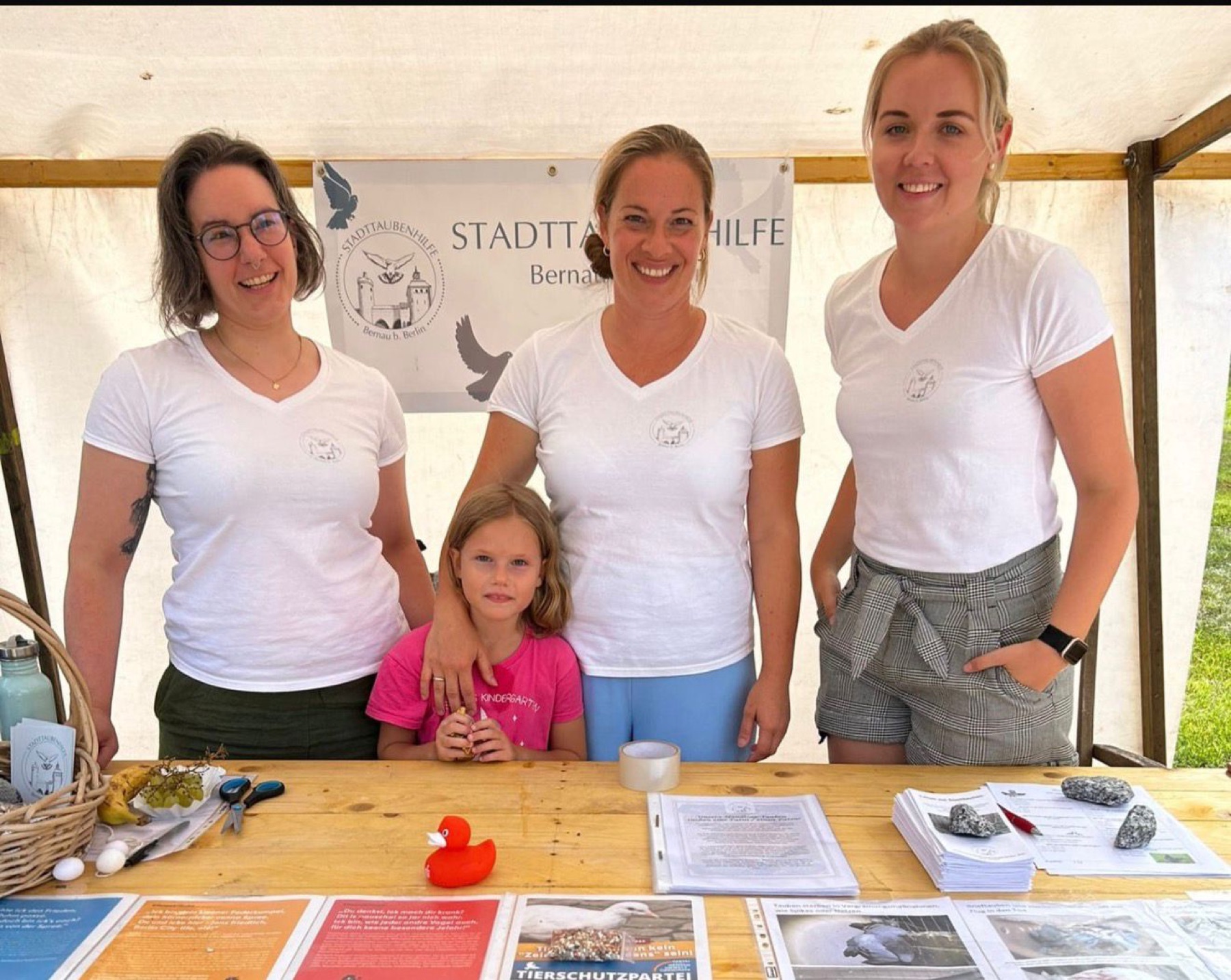 Team der Stadttaubenhilfe Bernau am Infostand